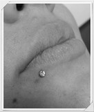 Unterlippen Piercing.