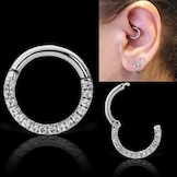 Daith Piercing mit einem Cubic Zirconia Horizontal Eternity Clicker von Maria Tash