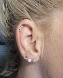 Neues Piercing in der Ohrmuschel. 