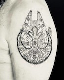 Star Wars Raumschiff -Millennium Hawk- mit dem roten Phönix oder Sternvogel, ist das Emblem und Wappen der Familie Marek. Er stellt einen symbolisierten und simplifizierten Feuervogel dar, der aus sei