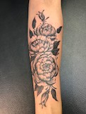 Blumen Tattoo am Unterarm, blackwork. 