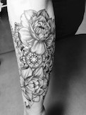 Blumen Tattoo am Unterarm.