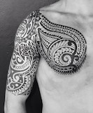 Ein ganz besonderer Körperschmuck, Maori Tattoo auf der Brust und am Oberarm.  