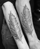 Partner-Feder-Tattoo im Maori-Style, es muss nicht immer ein Herz für die Verbundeheit sein.