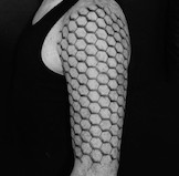 Geometric Tattoo am Oberarm.