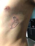 Handtattoo auf dem Rippenbogen, italienische Haltung! 