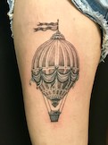 Warum nicht Mal mit einem Heißluftballon auf Reisen gehen. Auf den Spuren von Jules Verne. Klassisches realistic/blackwork Tattoo auf dem Oberschenkel. Gerne berate ich Euch.