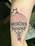 Heißluftballon Tattoo auf der Wade. 