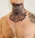 Mandala Hals Tattoo