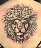 Löwenkopf Tattoo mit Blumentattoo auf dem Kopf, blackwork, fineline Tattoo.  