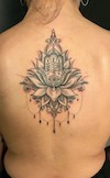 Rückentattoo mit Lotusblume als Mandala Tattoo. 
