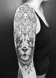 Ein Schulter/Oberarm Mandala Tattoo mit Löwenkopf Tätowierung.