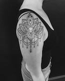 Mandala Tattoo mit einer Lotusblüte.