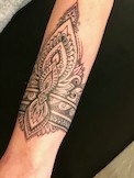 Ein Schmuckstück auf dem Unterarm, Mandala Style Tattoo. 