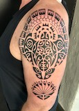 Polynesisches Maori Tattoo auf dem Oberarm.