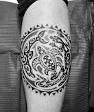 Maori-Tattoo, Schildkröte als Sinnbild des Lebens und der Unendlichkeit, Delphin für das Element Wasser und die Eidechse für das Element Erde, eingefasst im Zeichen der Sonne als ewige Lebensquelle.