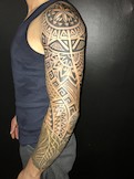 Maori Sleeve Tattoo, Südseezauber am Oberarm, traditonelle polynesische Körperkunst.