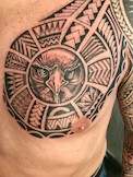 Eine Erweiterung des Maori auf dem Oberarm. Tatau in Kombination mit einem Adlerkopf 