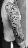 Maori Tattoo, Südseezauber am Oberarm, traditonelle polynesische Körperkunst.