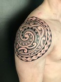Maori Tattoo, Südseezauber, traditonelle polynesische Körperkunst auf der Schulter.