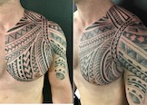 Ein Maori Tattoo auf der rechten Brust und Oberarm, blackwork.