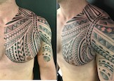 Ein Maori Tattoo auf der rechten Brust und Oberarm, blackwork.