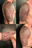 Rot schwarzes Maori Tattoo, Südseezauber auf dem Oberarm, traditonelle polynesische Körperkunst.