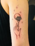 Romantic Tattoo, auf dem Oberarm einer Frau.  