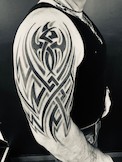 Tribal Tattoo auf dem Oberarm. 