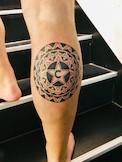 Maori Tattoo am Bein, immer wieder sexy im Sommer seine Wade, mit polynesischem Motiv zu zeigen. 