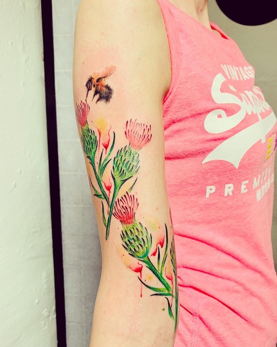 News: Schönes Watercolor Tattoo mit Disteln und einer kleinen Hummel.