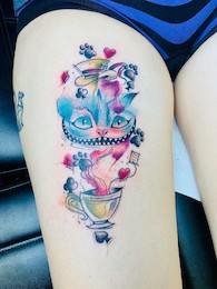 Alice im Wunderland Tattoo im Watercolor Stil von Sarah gestochen.